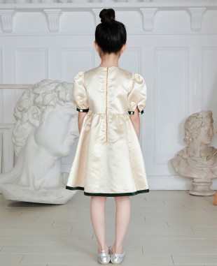 裸杏色缎面绿色边连衣裙